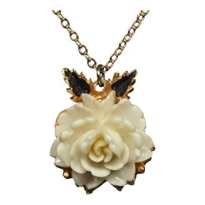 Elegant Gold Necklace with Cream Rose Pendant